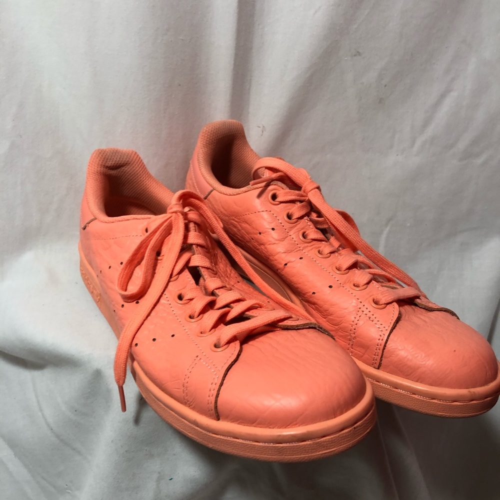 Adidas women’s Stan Smith low coral sneakers 9 1/2